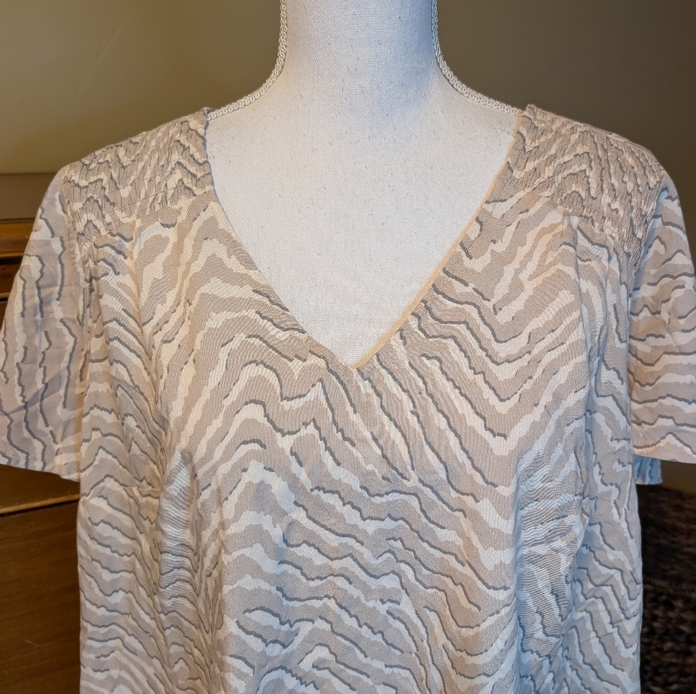 Torrid Womens Shirt Size 1 Short Sleeve Tiger Patterned Blouse - Picture 3 of 10